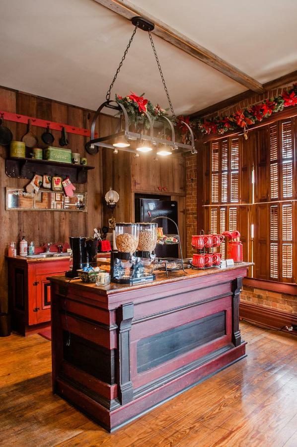 The Historic Wolf Hotel Ellinwood 外观 照片