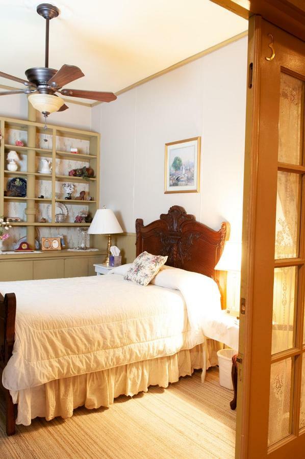 The Historic Wolf Hotel Ellinwood 外观 照片