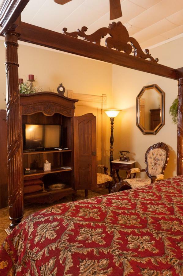 The Historic Wolf Hotel Ellinwood 外观 照片