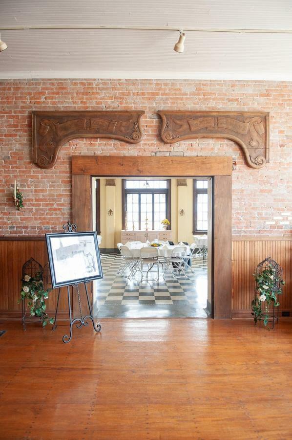 The Historic Wolf Hotel Ellinwood 外观 照片