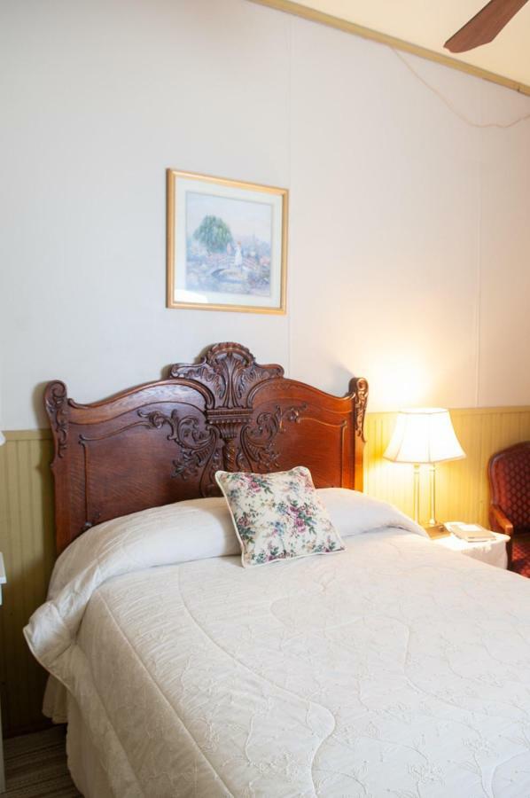 The Historic Wolf Hotel Ellinwood 外观 照片
