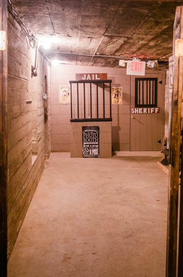 The Historic Wolf Hotel Ellinwood 外观 照片