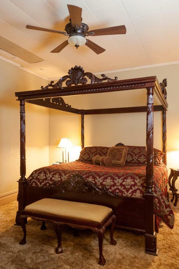 The Historic Wolf Hotel Ellinwood 外观 照片